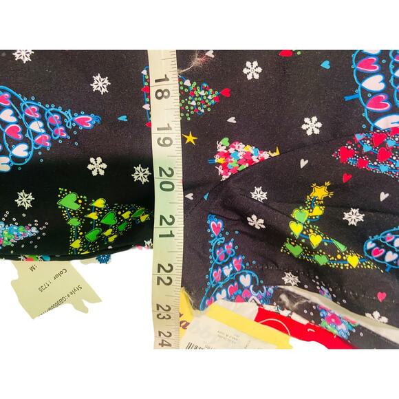 LOT OF 5 Womens Printed Scrub Top Short Sleeve Medium Holiday Workwear Medical - Picture 8 of 13